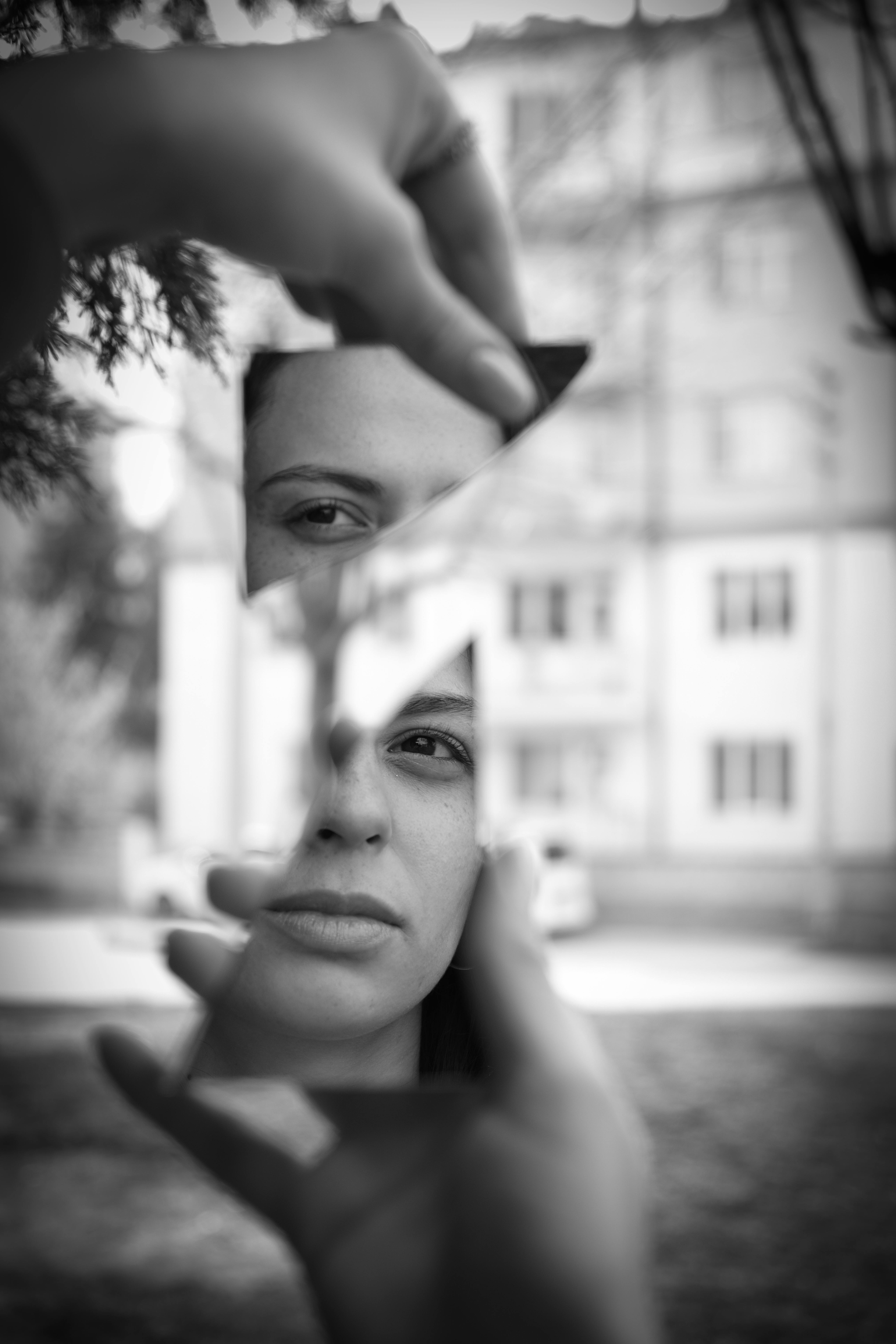 Representación visual del trauma psicológico y la fragmentación interna a través de un espejo roto. Psicoterapia especializada en Trauma en Málaga.