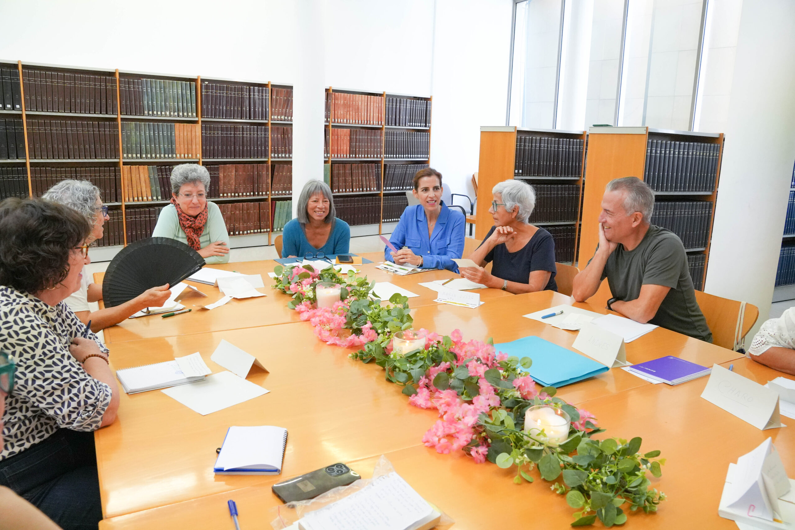 Participantes de un taller de escritura compartiendo lecturas y reflexiones alrededor de una mesa en la Biblioteca Provincial de Málaga