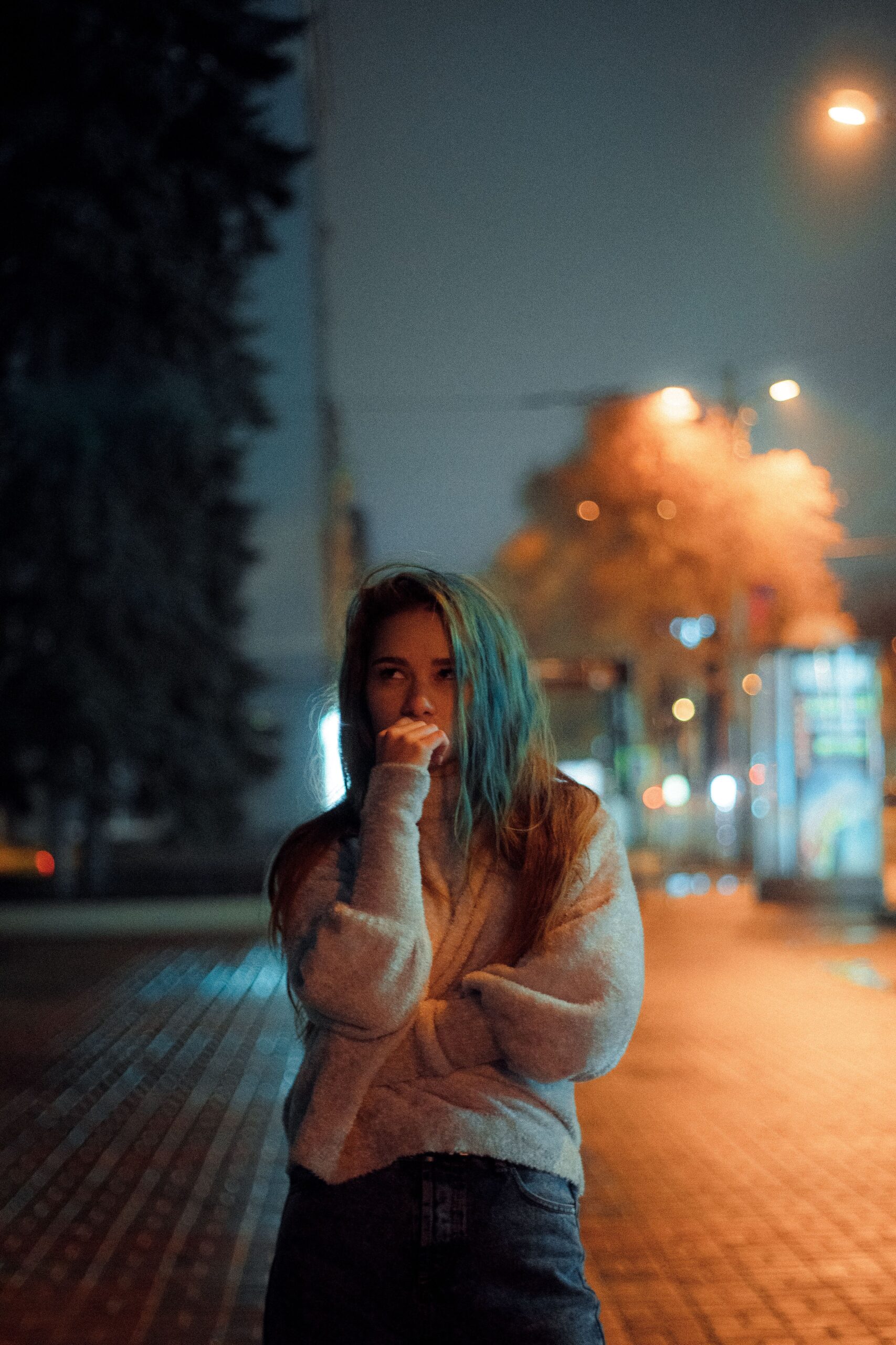 Mujer pensativa reflexionando sobre sus emociones y su forma de reaccionar